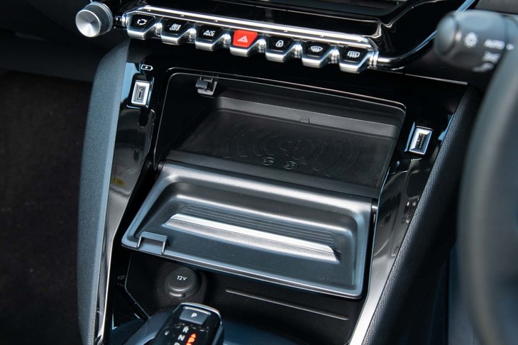 鍵盤スイッチ下部のふたを開けると置くだけでスマートフォンを充電できるスペースが隠されている。ふた自体もトレーとして機能する。