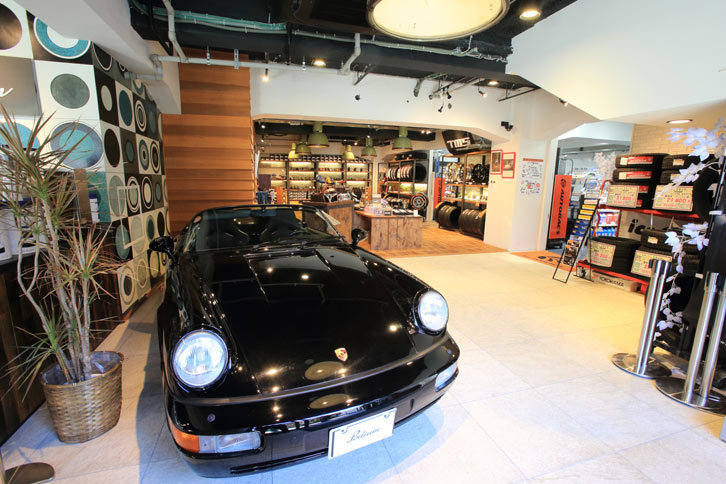 ポディウムカフェでは、店内とエントランスの2カ所で常時クルマの展示が行われている。この日は964世代の「ポルシェ911スピードスター」が展示されていた。