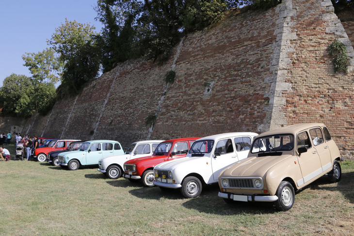 参加可能車両はルノーとシトロエンで、「ルノー4」の生産終了年である1993年までのモデルとされた。