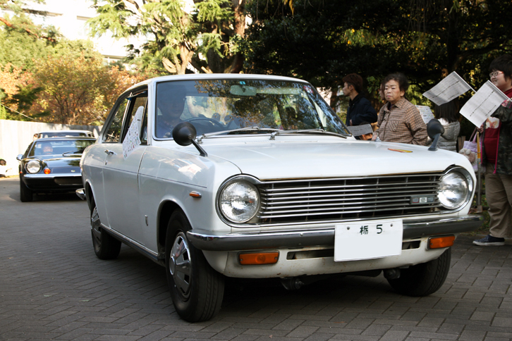 こちらは「栃 5」のシングルナンバーを付けた初代「ダットサン・サニークーペ」。内外装ともオリジナルを保っている。