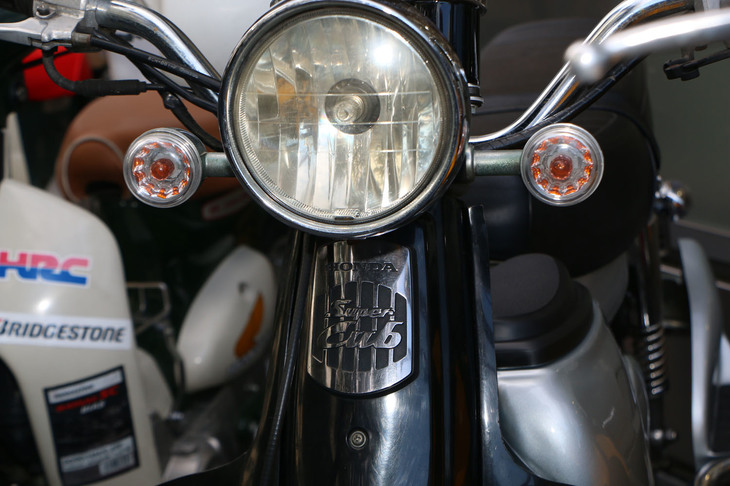 2002年登場のモデルに貼られたエンブレムは初期型を思い起こさせるデザインとなっている。2009年発売のモデルでエンブレムが消滅したが、2017年発売の現行型で復活した。