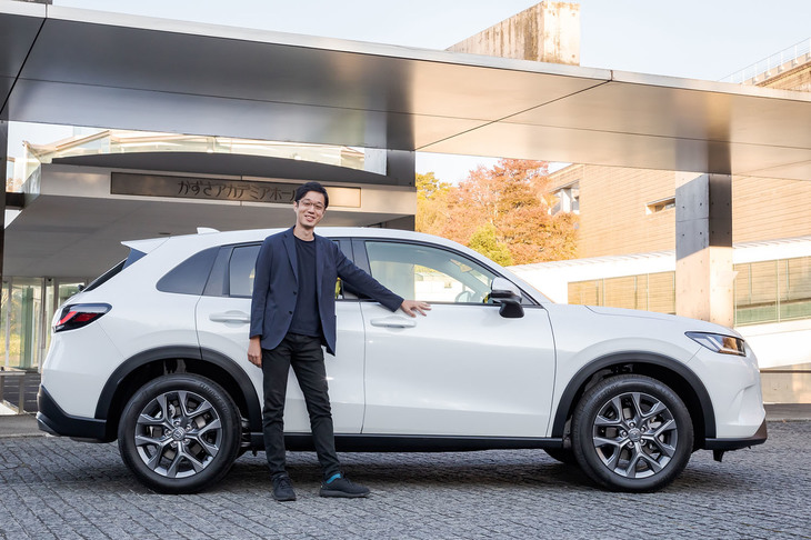 パッケージングを担当した伊藤智広さんは、2017年に本田技術研究所に入社。「ZR-V」のパッケージングデザインプロジェクトリーダーを務める。3代目「アコード」を2台所有しているという。