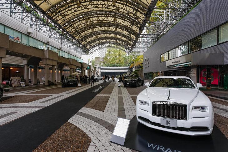 私が言うのもおこがましい話ですが、ロールス・ロイスといえば、言わずと知れたイギリスの高級車メーカー。その誕生は1904年にまでさかのぼるそうです。1904年といえば、日本は明治時代。すごい歴史です……。