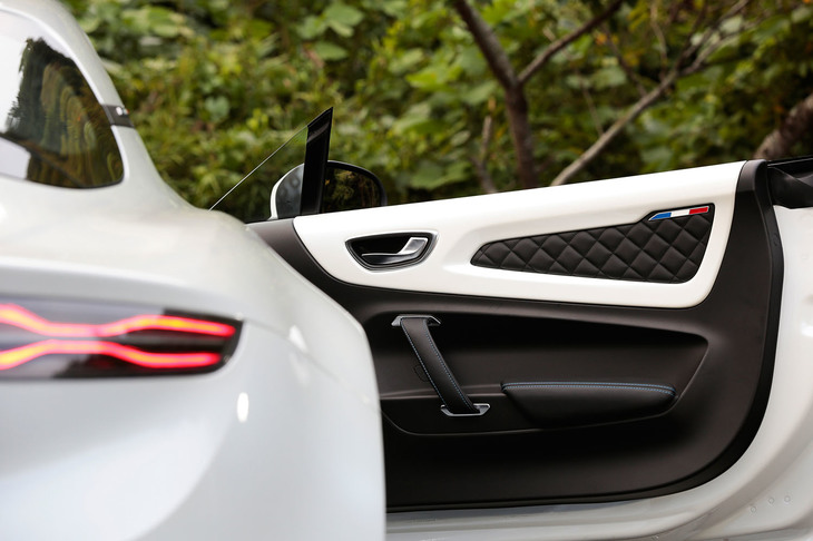 ドアの内張りは、ボディーと同色のパネルやダイヤモンドステッチ入りのレザー、トリコロールのアクセントが特徴となっている。