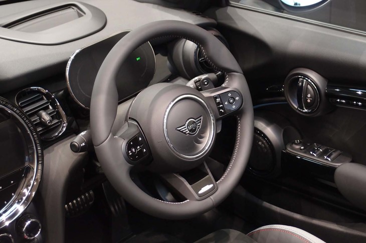 MINIジョンクーパーワークス コンバーチブル（ステアリングホイール）