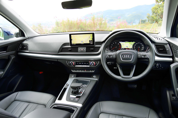 ゆるやかな曲面を持つダッシュボードと、そこを横一文字に横断する装飾パネルが目を引くインストゥルメントパネルまわり。内装色には全5種類が用意されている。