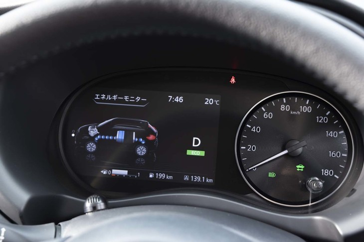 メーターパネルにエネルギーフローを表示。前後アクスルに向けて電気が流れていることが確認できる。