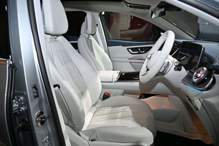メルセデス・ベンツEQE350 4MATIC SUV（フロントシート）