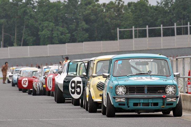 26台がエントリー、うち23台が決勝に出走したクリスタルカップで、コースインを待つ風景。