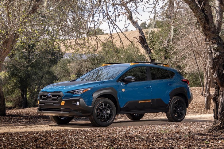 北米モデルとして2023年4月に発表された「クロストレック ウィルダネス」。2021年3月に登場した「アウトバック ウィルダネス」、2021年9月の「フォレスター ウィルダネス」に続くシリーズ第3弾モデルで、最低地上高は標準モデルからプラス0.6インチ（約15mm）の9.3インチ（約236mm）が確保される。