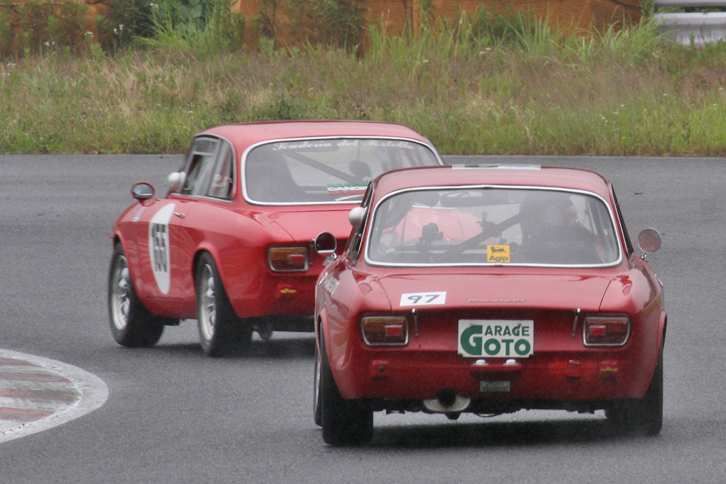 前後が入れ替わった2台の「アルファ・ロメオ1300GTジュニア」。最終的にこの順序のまま、前を行く1967年式が優勝、後ろの1969年式が2位となった。