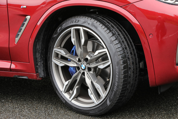テスト車は、前245/40R21、後ろ275/35R21サイズの「ピレリPゼロ」（ランフラットタイヤ）を装着。「X4 M40i」は「ダブルスポーク・スタイリング718M」と呼ばれるホイールを標準装備する。