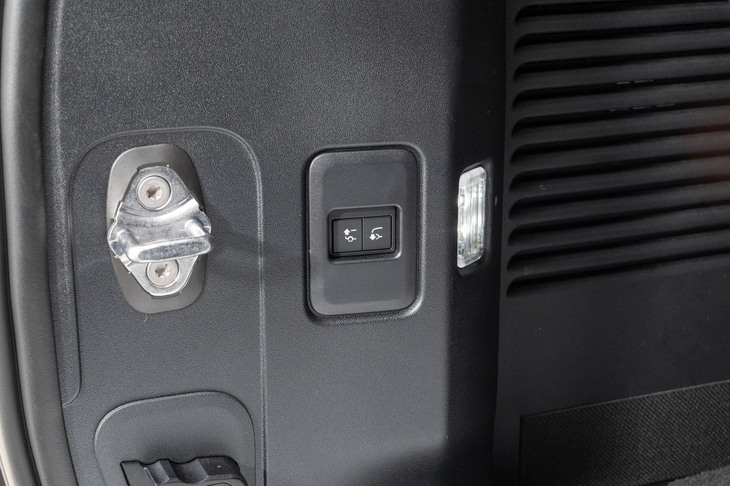 エアサスペンションを備えた「ディフェンダー130」は、荷室のスイッチで車高を下げることが可能。荷物を載せ下ろしする際の負担を低減してくれる便利機能で、永田選手も重宝しているという。