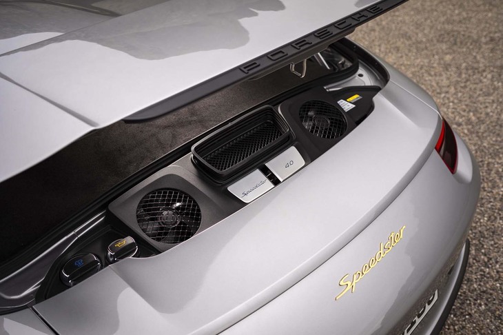 「911スピードスター」には、「911 GT3」や「911R」由来の自然吸気4リッターエンジンが搭載される。写真のように、フードを開けてもエンジン本体は目視できない。