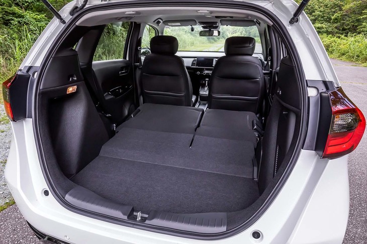 後席の背もたれを倒し、荷室を最大化した状態。走りのモデルとはいえ、実用性の高さも兼ね備えている。