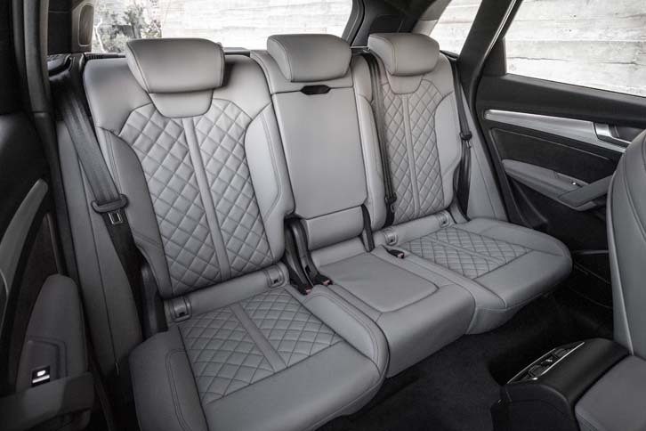 大人3人がしっかりと座れる後部座席。前席とは別にエアコンの温度設定ができる。