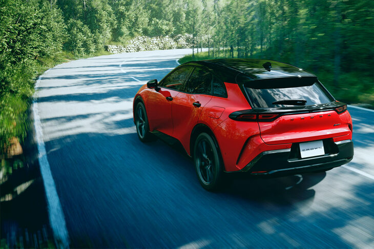 「クラウン スポーツ」は、ベーシックなハイブリッド車のほか、走りのパフォーマンスを重視したプラグインハイブリッド車「クラウン スポーツRS」（写真）もラインナップされている。