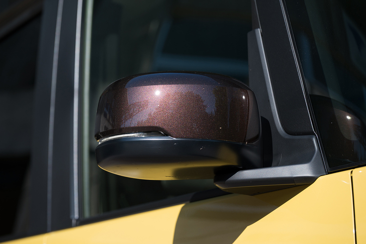 この試乗車はボディーが「オータムイエロー・パール」、ルーフとドアミラーが「プレミアムディープモカ・パール」の組み合わせだ。