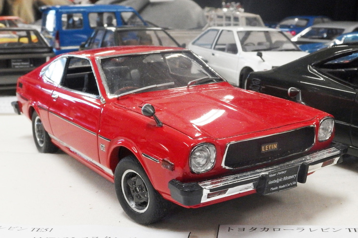 1974年に登場したTE37「レビン」は排ガス対策でいったん消えるが、1977年に排ガス対策を施されて復活する。ボディーが2ドアハードトップから兄弟車である「スプリンター1600トレノ」と基本的に共通の2ドアクーペとなった、TE51レビンである。なんとこれは、実車同士が似ているといわれている「フォード・マスタングII」の、AMT製1/25キットがベースとのこと。