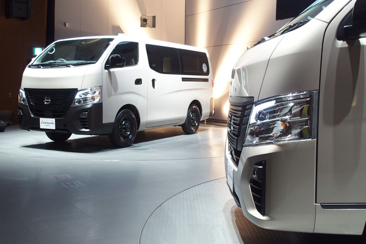 「日産キャラバンMYROOMローンチエディション」（写真左）と「キャラバン50thアニバーサリー」（写真右）。