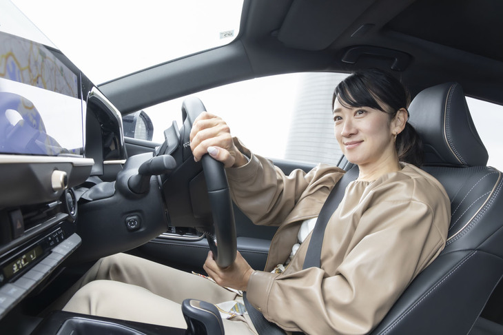 モータージャーナリストの藤島知子さん。ミドルフォーミュラを含むさまざまなレースへの参戦経験があり、そこで得た知見をもとに、多様なメディアで自動車にまつわるインプレッションを発信している。