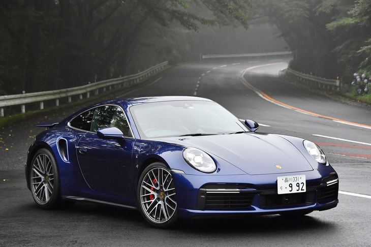 今回、池沢先生がステアリングを握った「ポルシェ911ターボ」。最新モデルの車両本体価格は2500万円となる。試乗車のボディーカラーは「ゲンチアンブルーメタリック」と呼ばれるもので、これを含め911ターボは、全17色から外装色が選択できる。