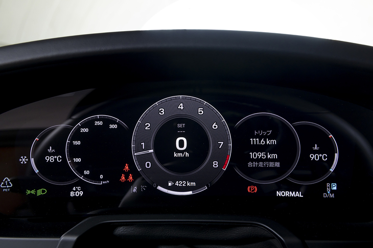 かつてはセンターの機械式タコメーターを2つの液晶で挟んでいたメーターパネルは12.6インチのフル液晶タイプに変更。こんな5連メーターも再現できるので実害はないのだが。