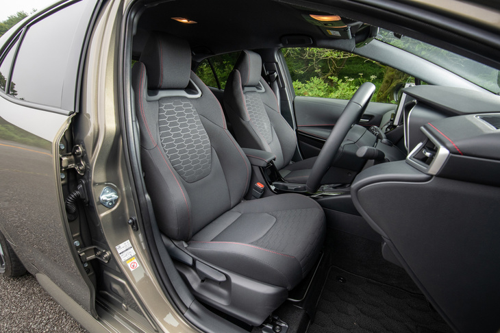 スポーティーな意匠のヘッドレスト一体型スポーツシートは、「G“Z”」と「ハイブリッドG“Z”」に標準装備。オプションで本革シートも用意される。