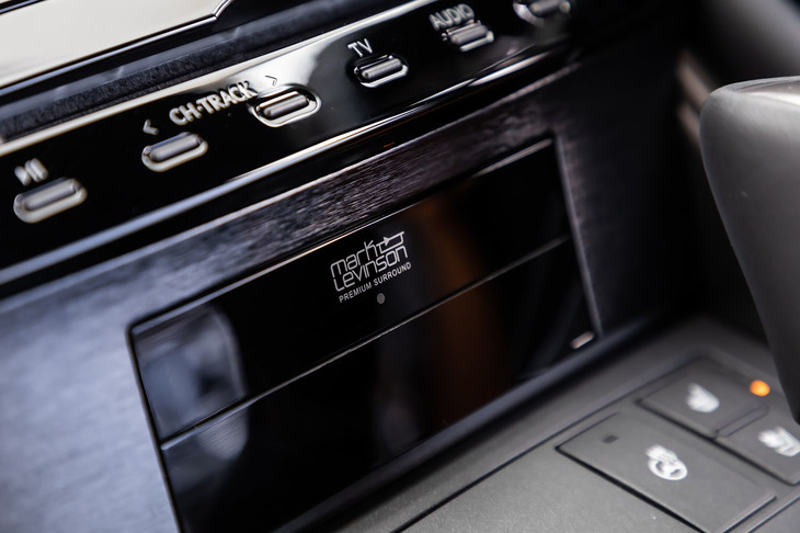 試乗車には「“マークレビンソン”プレミアムサラウンドサウンドシステム」が搭載されていた。7.1chに対応した17のスピーカーとClass-Dのデジタルアンプで構成される、26万5100円のオプションアイテム。