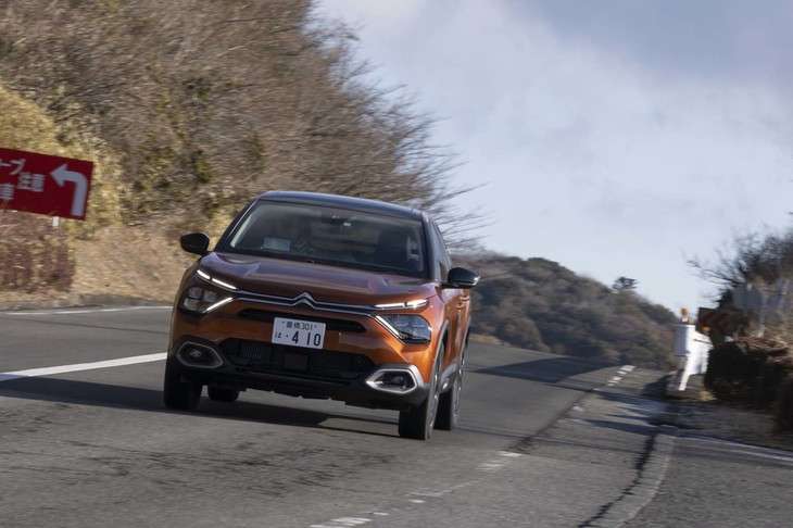 シャシーはグループPSA開発の小型車用最新プラットフォーム「CMP」。筆者がかつて試乗した「C3エアクロスSUV」などよりもひと世代新しくなっている。