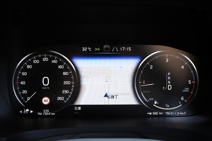 メーターパネルは12.3インチのフル液晶タイプ。写真のように、カーナビの画面を表示することも可能。