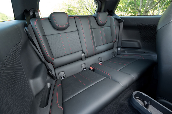 後席については、広さの点でも乗車姿勢の点でも、あくまで非常用。収納や装備類も必要最低限で、このあたりはベース車と変わりない。