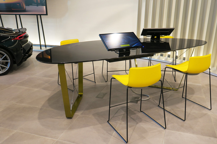 フォーラムテーブルには車両のコンフィギュレーションや動画コンテンツの視聴ができるタッチスクリーンが配置されている。