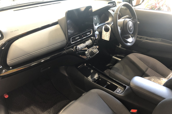 トヨタのコンパクトカーとしては初採用となる、10.5インチ大型ディスプレイオーディオがダッシュボード中央に鎮座する新型「アクア」のインテリア。黒一色で、絶望的なほどフツー。超絶ウルトラつまらないが、すぐに慣れるのは初代アクアで経験済み。