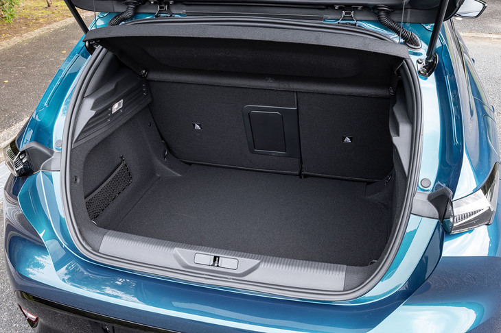 荷室容量は412リッター。後席の背もたれを前方に倒すことで容量を1323リッターにまで拡大できる。荷室左側面には、ネット式の小物入れも備わる。