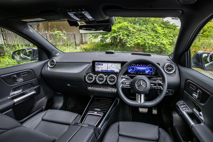 タービン型のエアコン吹き出し口が連なる特徴的なコックピットデザインは、「EQA」のベースとなる「GLA」に準じたもの。無数のスリーポインテッドスターを助手席前方に浮かび上がらせる「スターパターンインテリアトリム」も備わる。