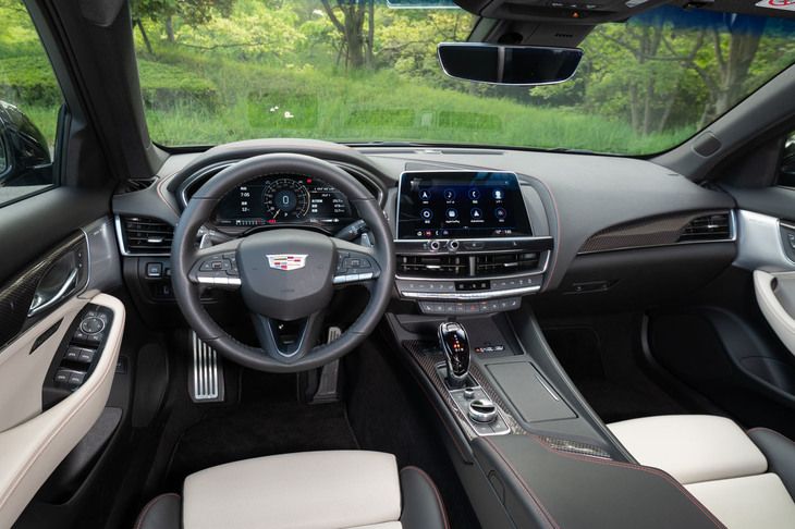“つるし”の状態でも充実した機能・装備は、今日におけるキャデラックの魅力。「CT5」にも本文で触れられたものに加え、デジタルメーターやヘッドアップディスプレイ、15Wの高出力ワイヤレスチャージャーなどが標準で備わる。