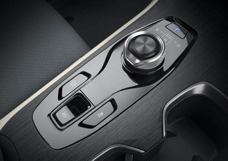 シフトセレクターはダイヤル式。側面にローレット加工が施されている。