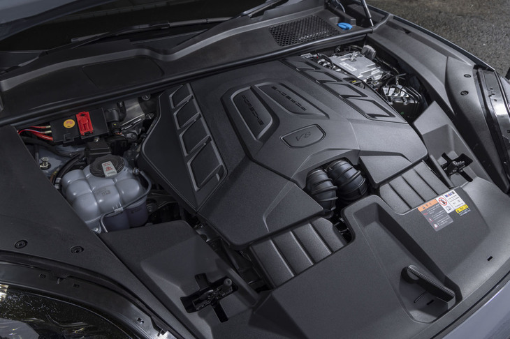 これまでのV6に代えて「カイエンSクーペ」にも4リッターV8ツインターボエンジンを搭載。最高出力474PS/6800rpm、最大トルク600N・m/2000-5000rpmを発生する。