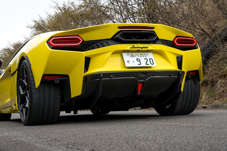 リアコンビランプにはランボルギーニのミドシップスーパーカーの祖である「カウンタック」の面影が宿る。リアタイヤは下半分がむき出しのため、後ろを走る際には十分に注意したい。