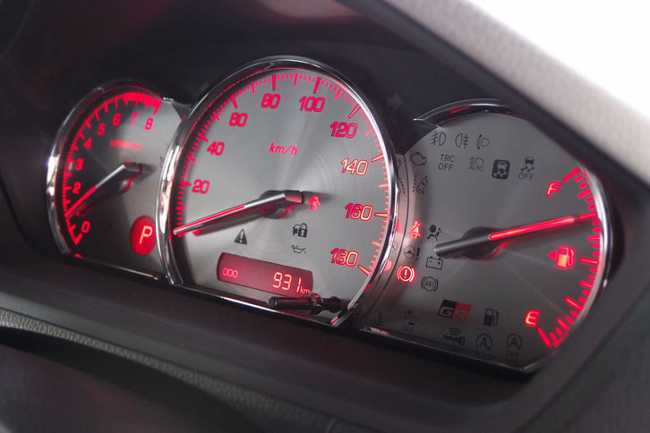 レッドの文字盤が特徴的な、「ノア／ヴォクシー“GRスポーツ”」のメーターパネル。