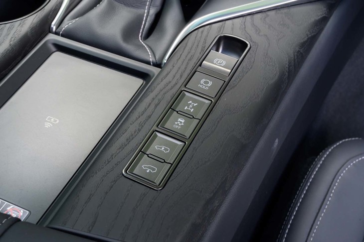 センターデフロックのスイッチは車高調整スイッチなどと一列にしてセンターコンソールにレイアウトされる。フロント＆リアデフロックのスイッチはステアリングコラムの左側。