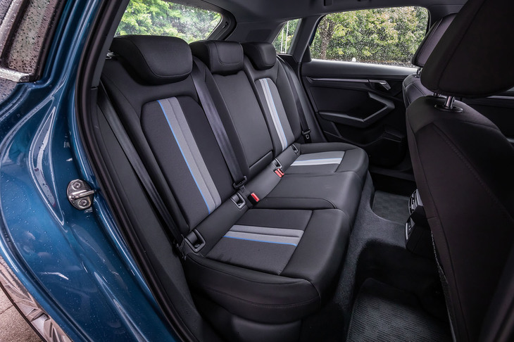 「A3スポーツバック ファーストエディション」には、ベースモデルではオプションとなるセンターアームレスト付き3分割可倒式リアシートが標準装備される。