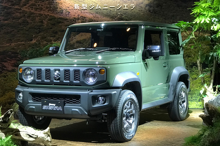 発表会会場での新型「ジムニーシエラ」。