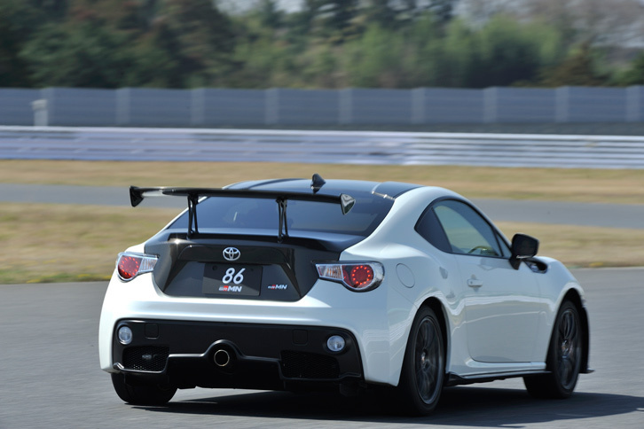 軽量化のため、エンジンフードやトランクリッド、ルーフパネルにはCFRP（炭素繊維強化プラスチック）を、リアウィンドウとクオーターウィンドウにはポリカーボネートを用いている。