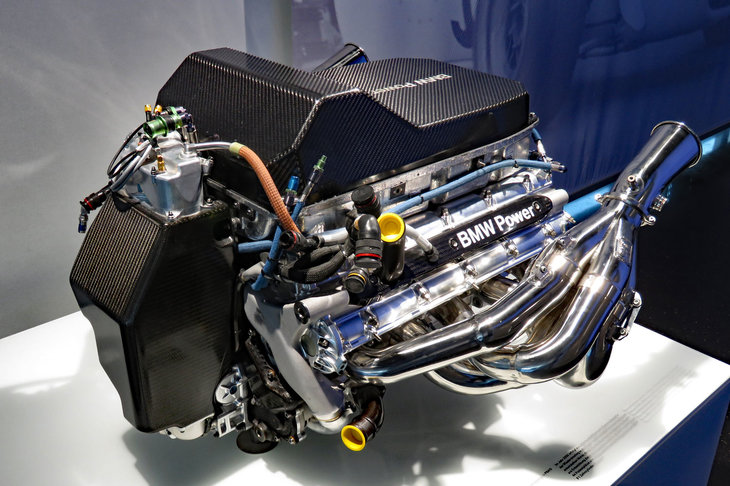 メルセデスにはしごを外され、パワーユニットの入手に難儀していたザウバーに手を差し伸べたのは、BMWだった。写真は2005年のマシンに搭載された3リッターV10エンジン「P84/5」。（Photo=webCG）