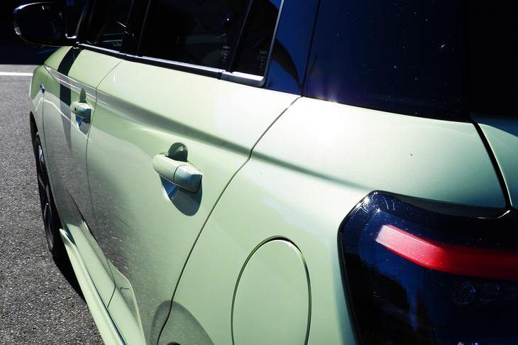 （※）新型「スイフト」のキャラクターラインは、ドアパネル中央部が最も彫りが深く、前後に向かうにつれて浅くなり、そのぶんフェンダーのボリュームが主張してくる。タル型のボディーを、キャラクターラインでも強調しているデザインとなっている。