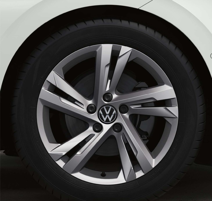 新型フォルクスワーゲン・ゴルフヴァリアントeTSI Rライン（タイヤ＆ホイール）