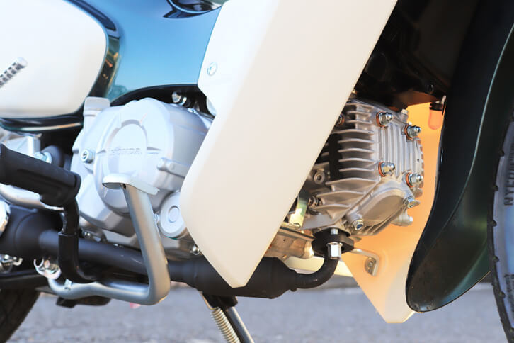 驚異的な燃費も「スーパーカブ50」の自慢。カタログ値は国土交通省届出値（30km/h定速走行）で105.0km/リッター（！）、WMTCモード値で69.4km/リッターとなっている。