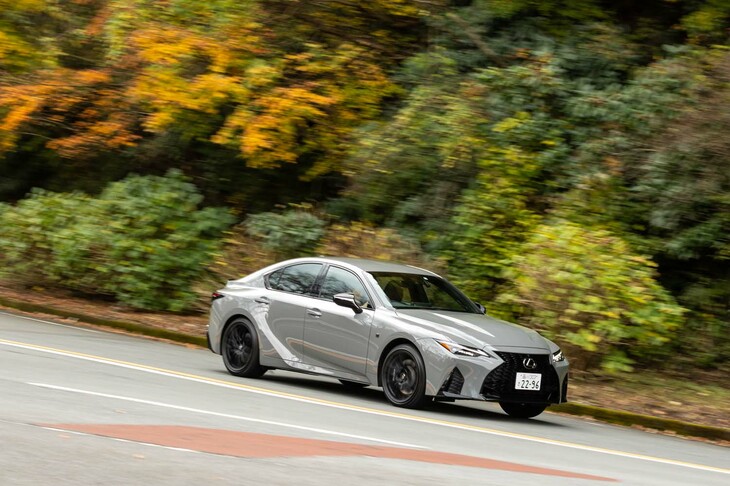 【レクサスIS500“Fスポーツ パフォーマンス ファーストエディション”のスペック】
	ボディーサイズ：全長×全幅×全高＝4760×1840×1435mm／ホイールベース：2800mm／車重：1720kg／駆動方式：FR／エンジン：5リッターV8 DOHC 32バルブ／トランスミッション：8段AT／最高出力：481PS（354kW）/7100rpm／最大トルク：535N・m（54.6kgf・m）/4800rpm／タイヤ：（前）235/40R19 92Y／（後）265/35R19 94Y（ブリヂストン・ポテンザS001L）／燃費：9.0km/リッター（WLTCモード）／価格：900万円